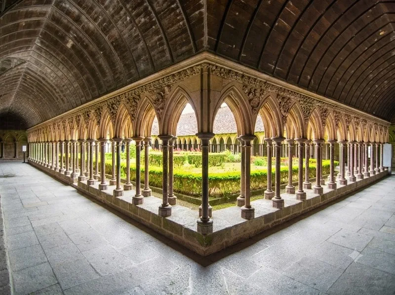 Mont Saint Michel nổi bật với kiến trúc Gothic và cảnh thủy triều độc đáo.
